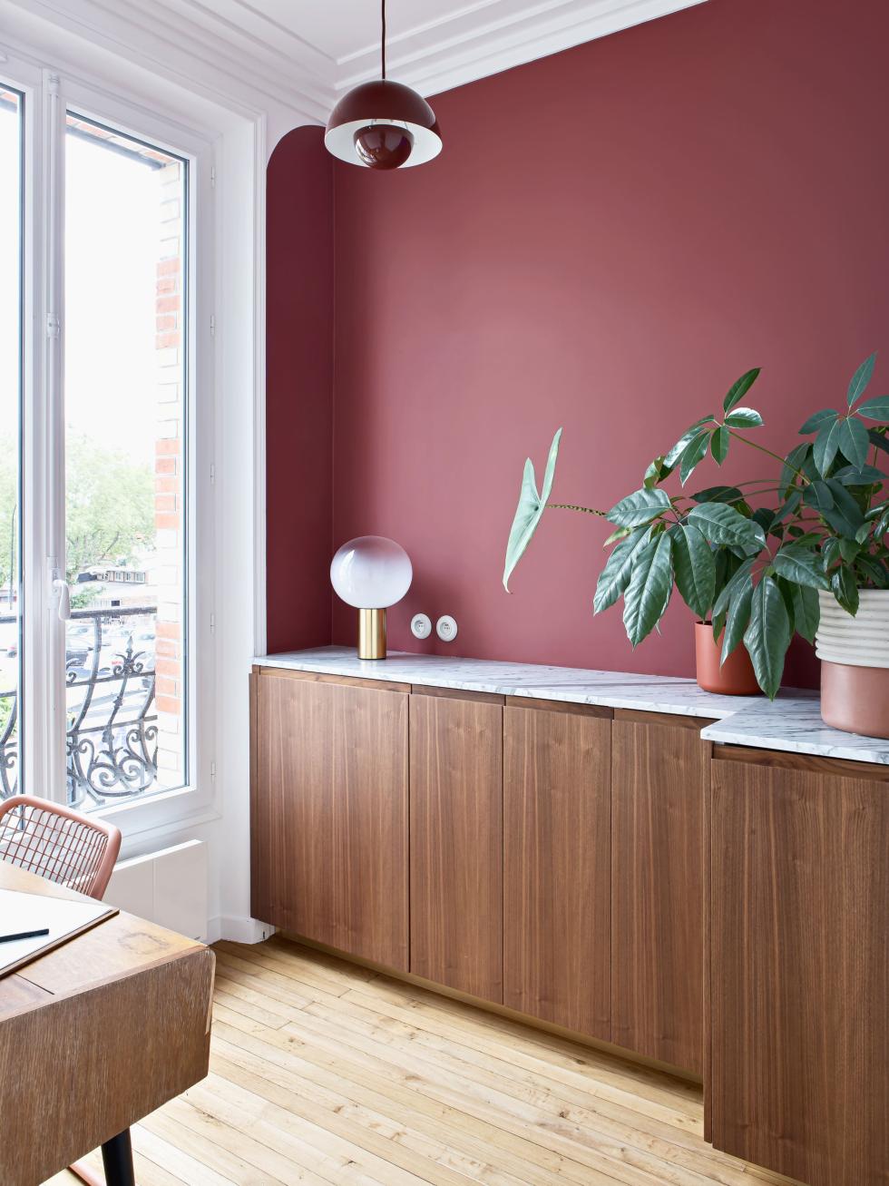 Sideboard in walnut, burgundy wall