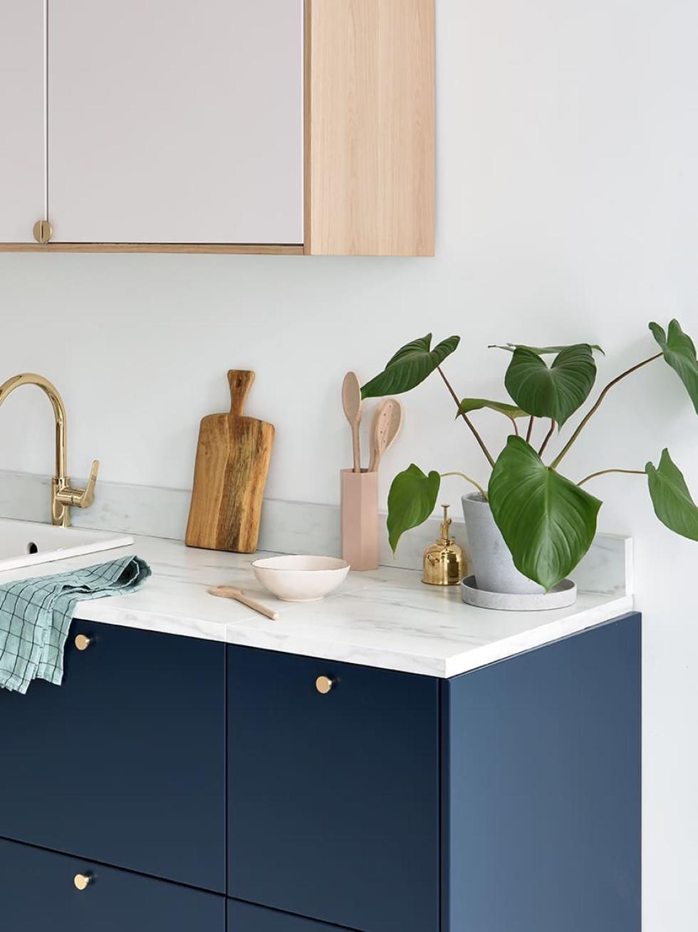 Two-tone kitchen in Blue 02 - Bleu nuit & Beige 01 Beige rosé
