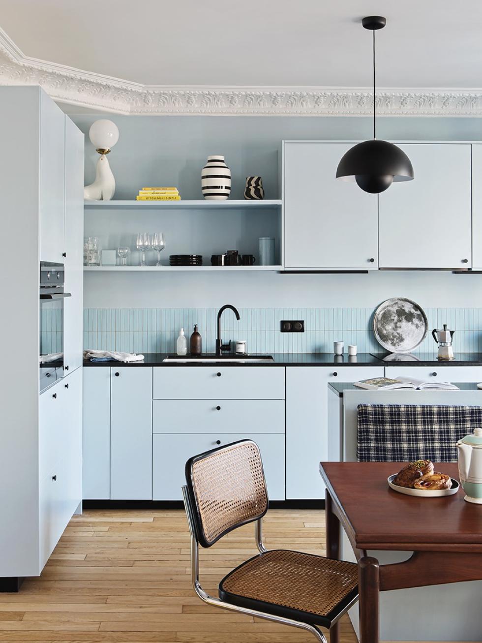 Kitchen in back and Blue 04 - Ciel voilé