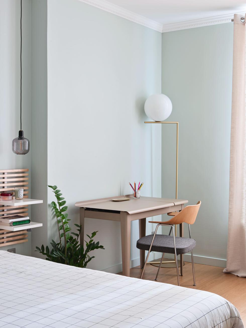 Office in Green 01 - Amandier grisé