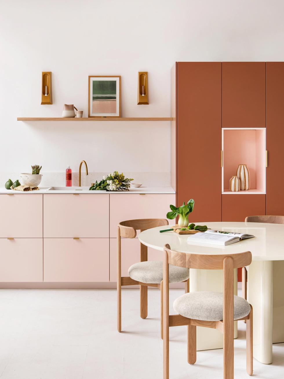 Küche in Braun Fauve und Rose Calcaire, mit Nische