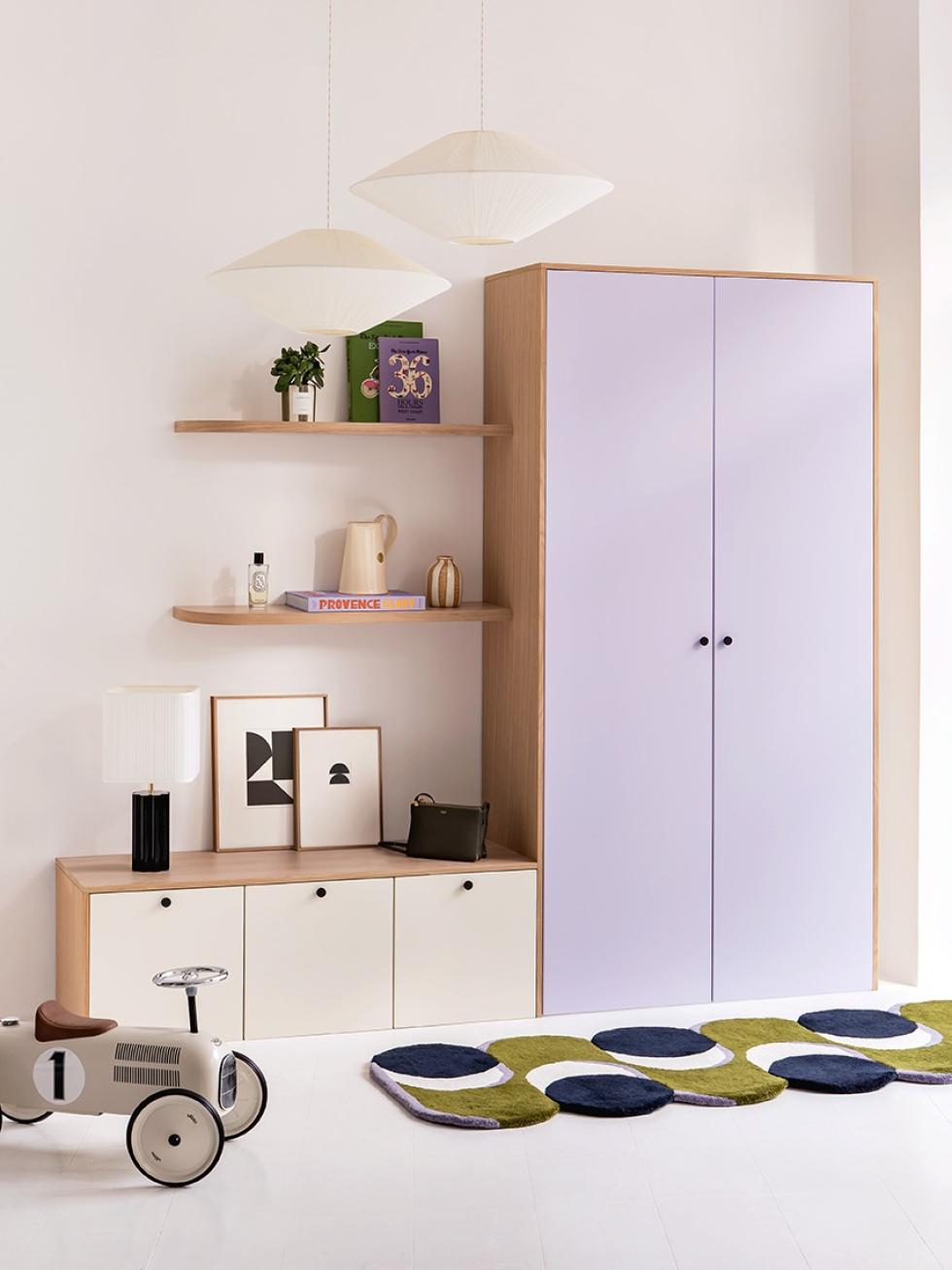 Kleiderschrank in Lilas und Ivoire mit abgerundeten, schwebenden Regalen in Eichen Natur