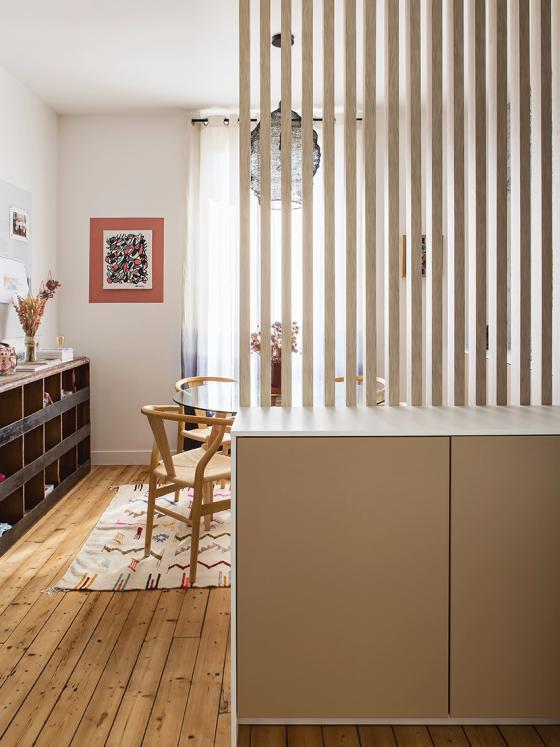 The claustra of Lucie Socrate's living room - ⓒ Hervé Goluza for Plum Living
