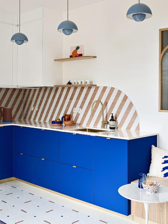 Küche in Yves Klein-Blau