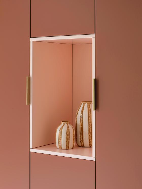 Eine Küche in Fauve-Braun und Rose Calcaire mit Nische