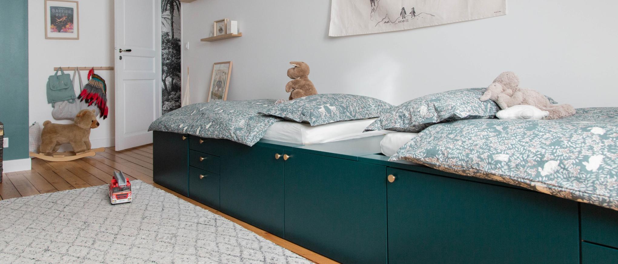 Podium bed light wood x blue paint
