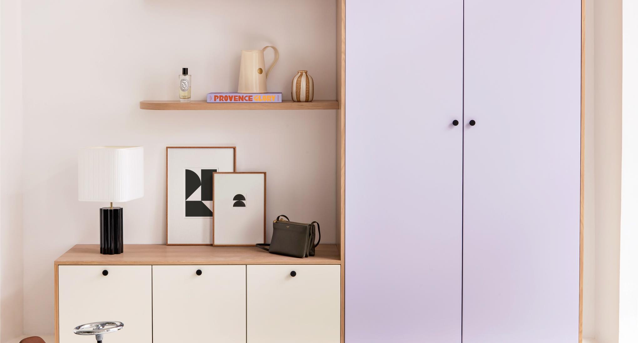 Kleiderschrank in Lilas mit abgerundetem, schwebendem Regal in Eiche.
