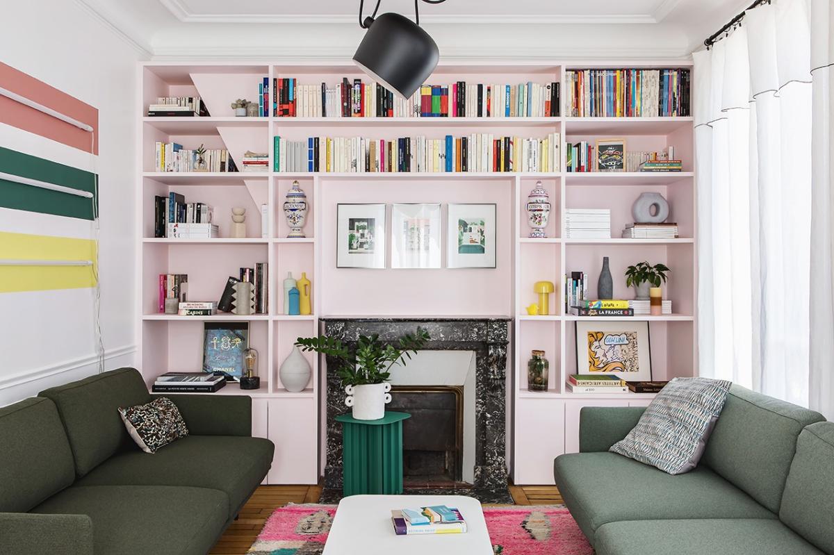 The library of Lucie Socrate ⓒ Hervé Goluza for Plum Living