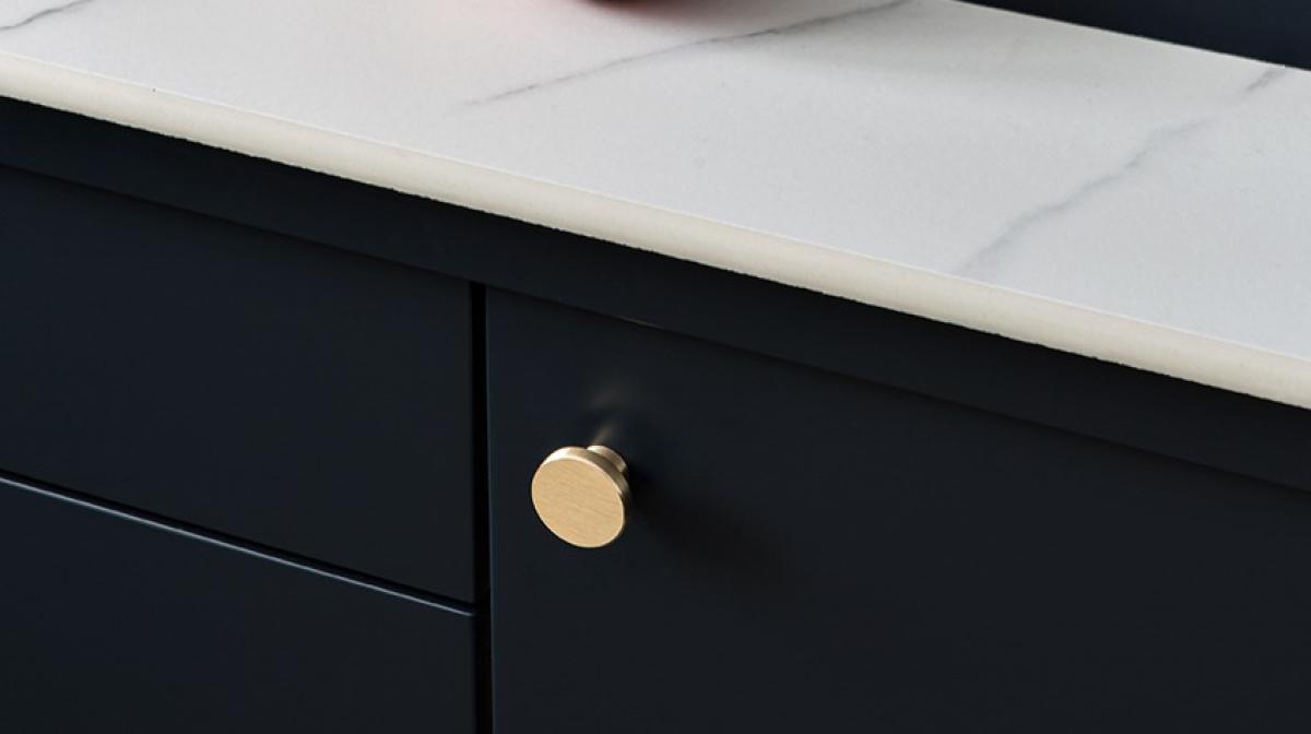 Kitchen in Blue 02 - Bleu nuit, Mini-Rond brass handles