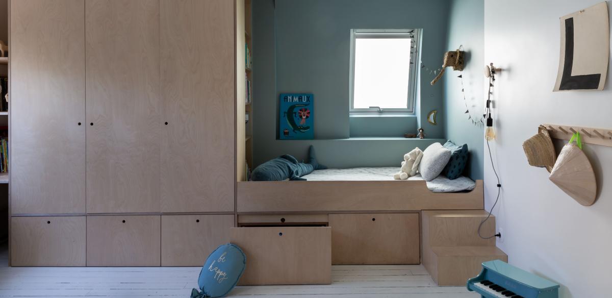Podium bed light wood x blue paint