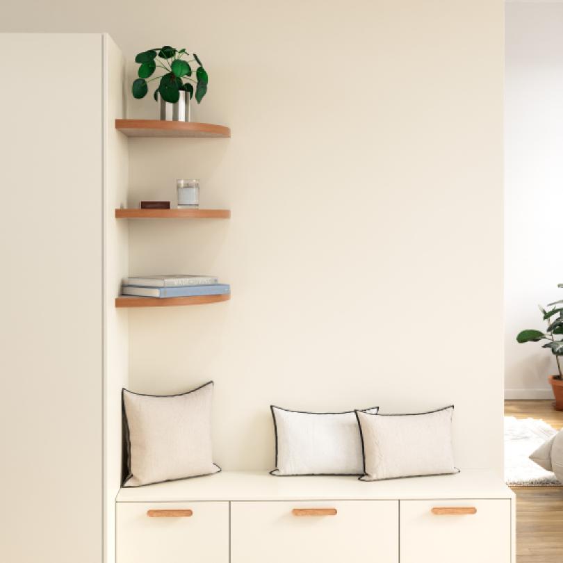 Corner curved floating shelf