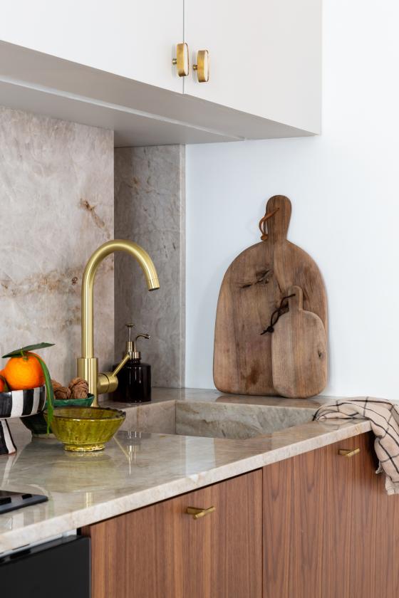 Plan de travail en granit cuisine en noyer