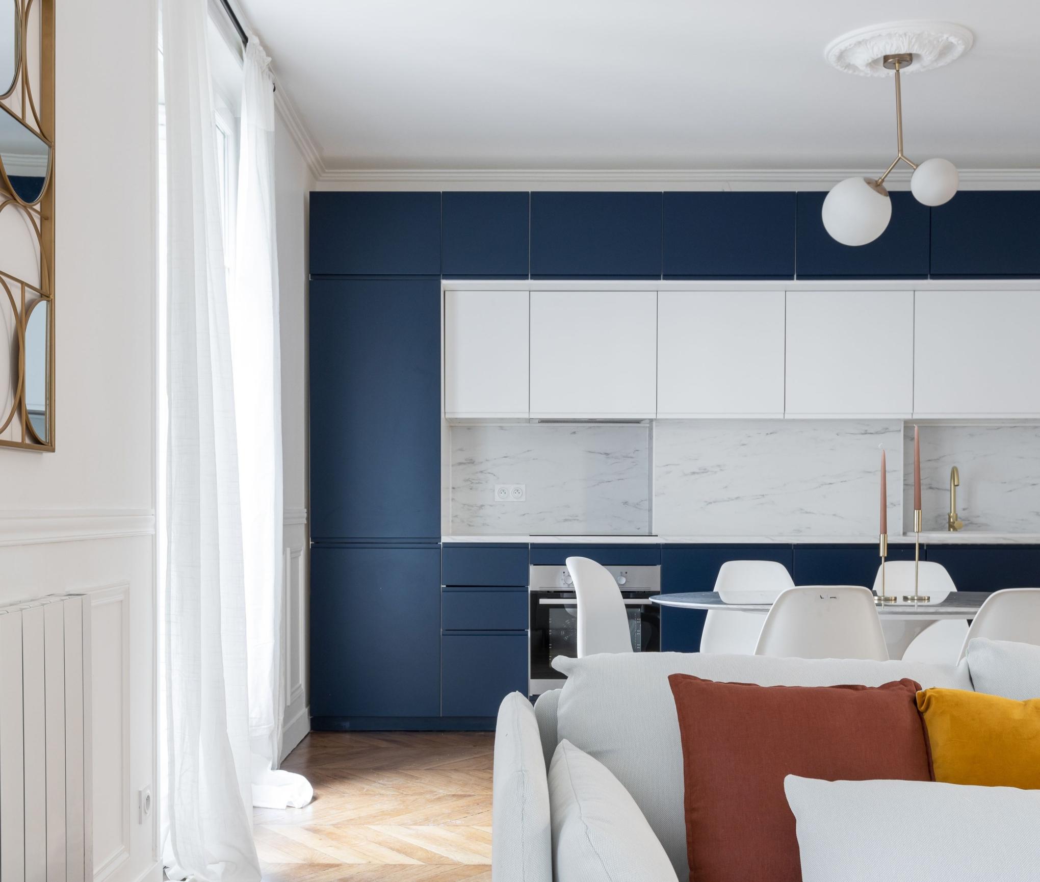 Küche aus Metod Korpussen mit Plum Living Fronten in Bleu nuit